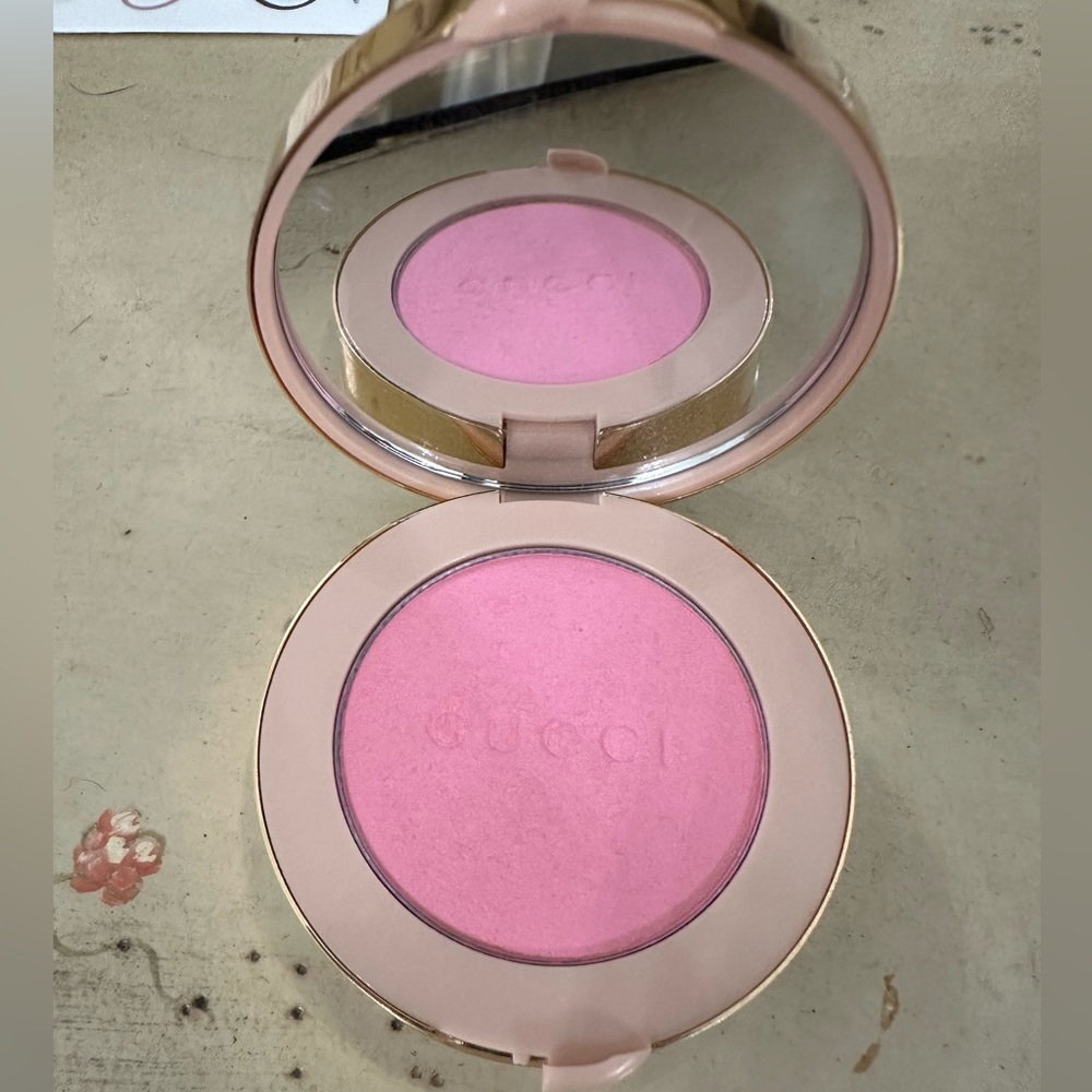 Gucci Pink and Gold Compact - Picture 2 of 4
